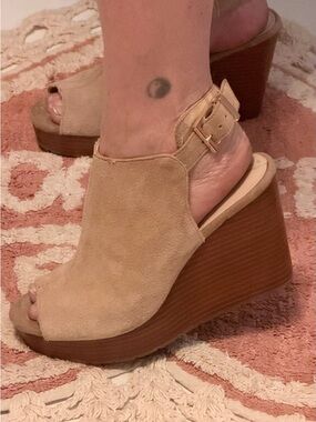 Kenneth Cole Tan Suede Open-Toe Wedge Sandals with Buckle Strap . Comfortable!!